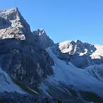 Alpen Hohe Burg 트린스