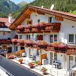 Alpen Hohe Burg 트린스
